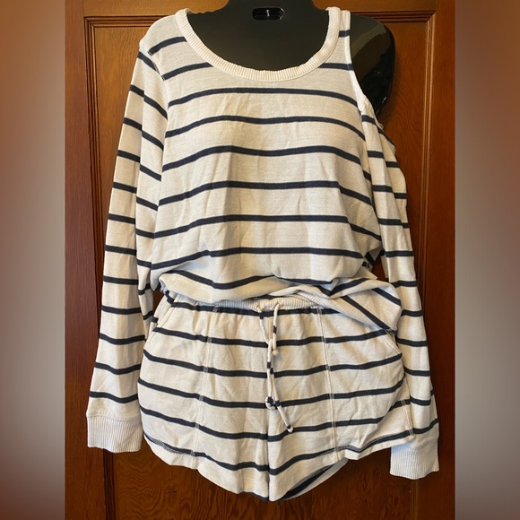 CHASER•2 piece sweater/short set - Picture 2 of 8